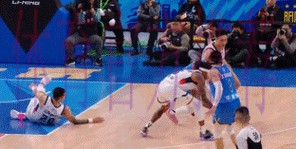 CBA爆大冷！山东2分险胜北京，周琦惨遭隔扣，超级外援22分读秒绝杀